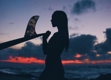 Charger l'image dans la galerie, Island Fin Design Hawaii - Leeward 10.0 Noserider Floral Black - Dérive centrale longboard surf noserider single fin 10 pouces, shapée main